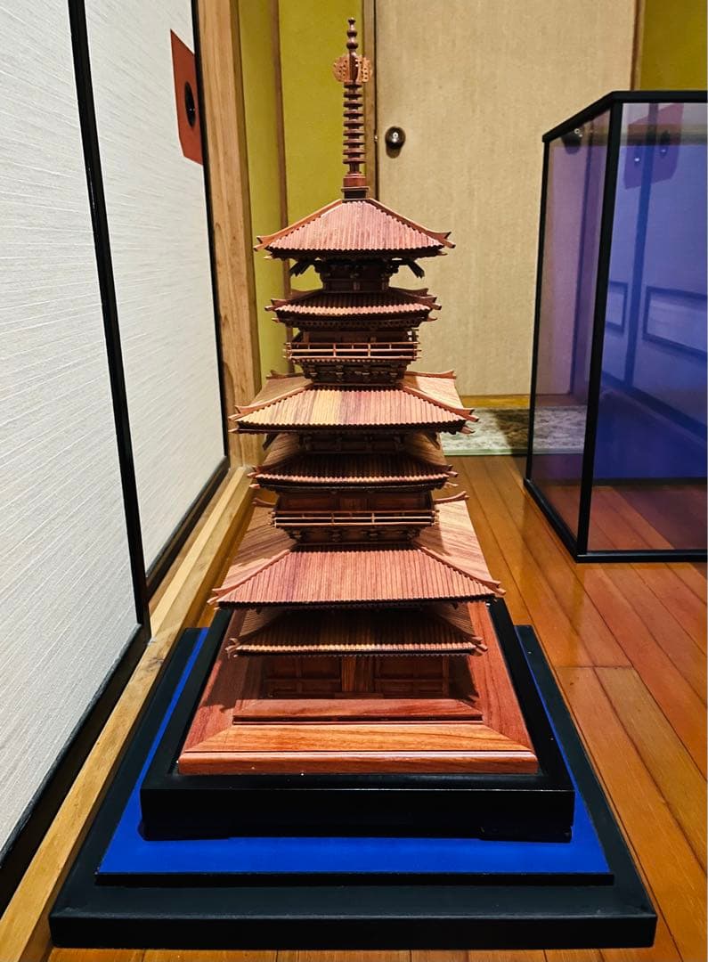 【大幅お値下げ再開】専門家が組み立てた専用ガラスケース付国宝薬師寺東塔の木製模型