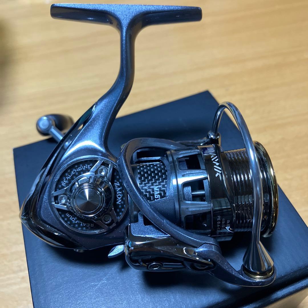 美品 ダイワ 12イグジスト 2004