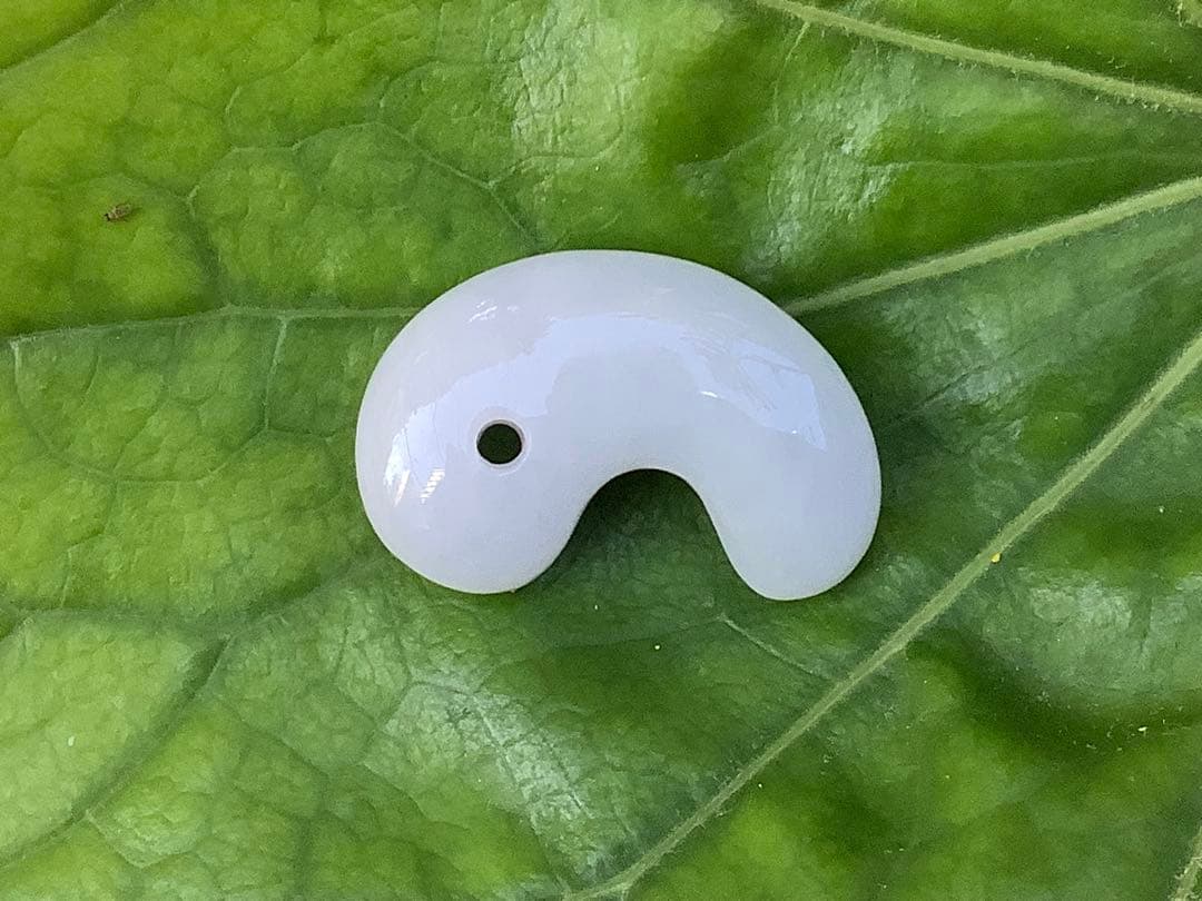 ✳白地肌*無垢物　超お買い得お値段設定‼️糸魚川翡翠勾玉　本物鑑定付15万円以上‼️