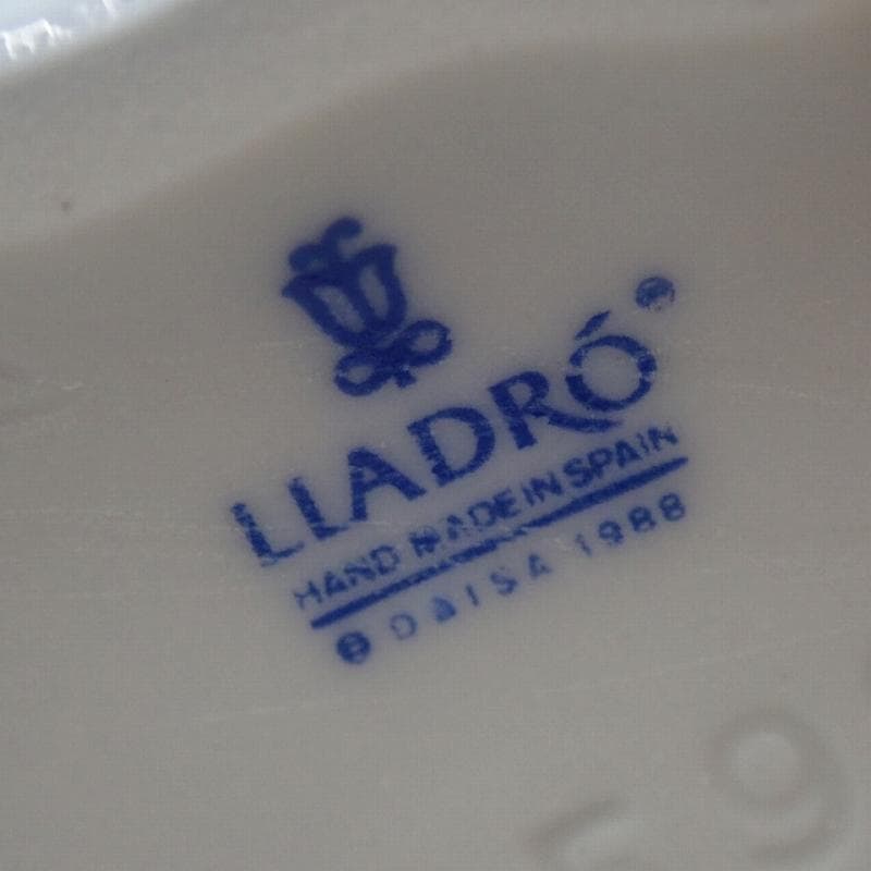 RU-6396 リヤドロ フィギュリン 貴婦人と帽子