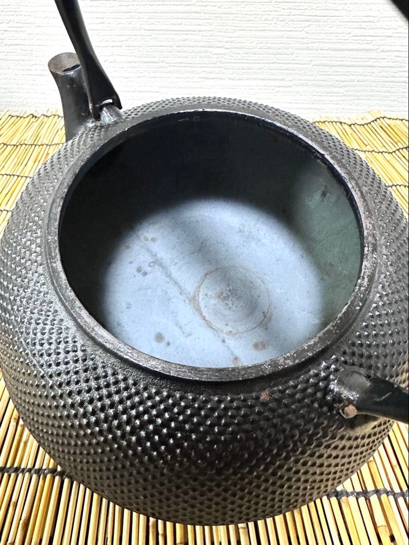 未使用、保管品　南部岩鋳造　１８型丸平アラレ　南部鉄瓶　南部鉄器　鉄瓶