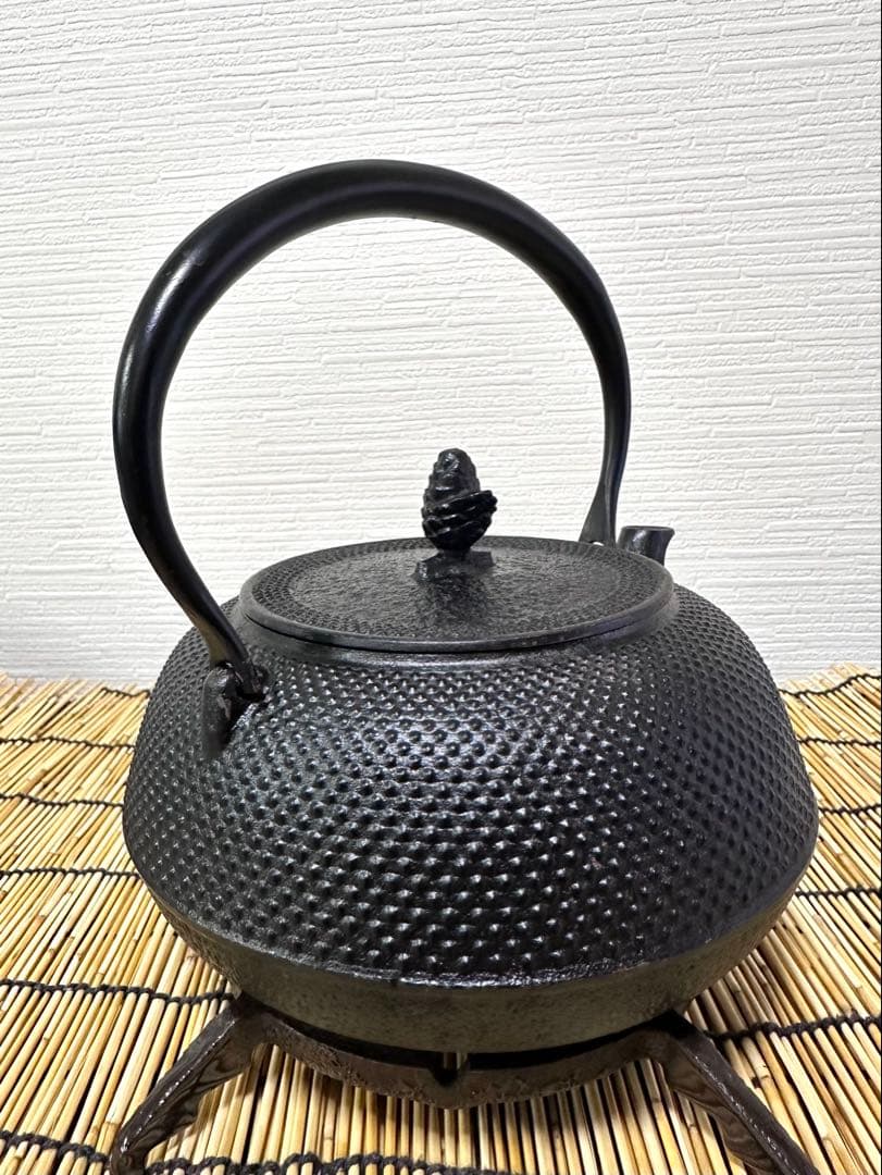 未使用、保管品　南部岩鋳造　１８型丸平アラレ　南部鉄瓶　南部鉄器　鉄瓶