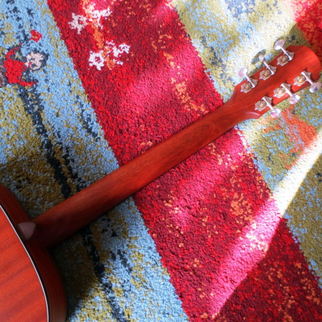 マーチン000-28を思わせるオープンギアなペグ,いい音で奏でるアコギ