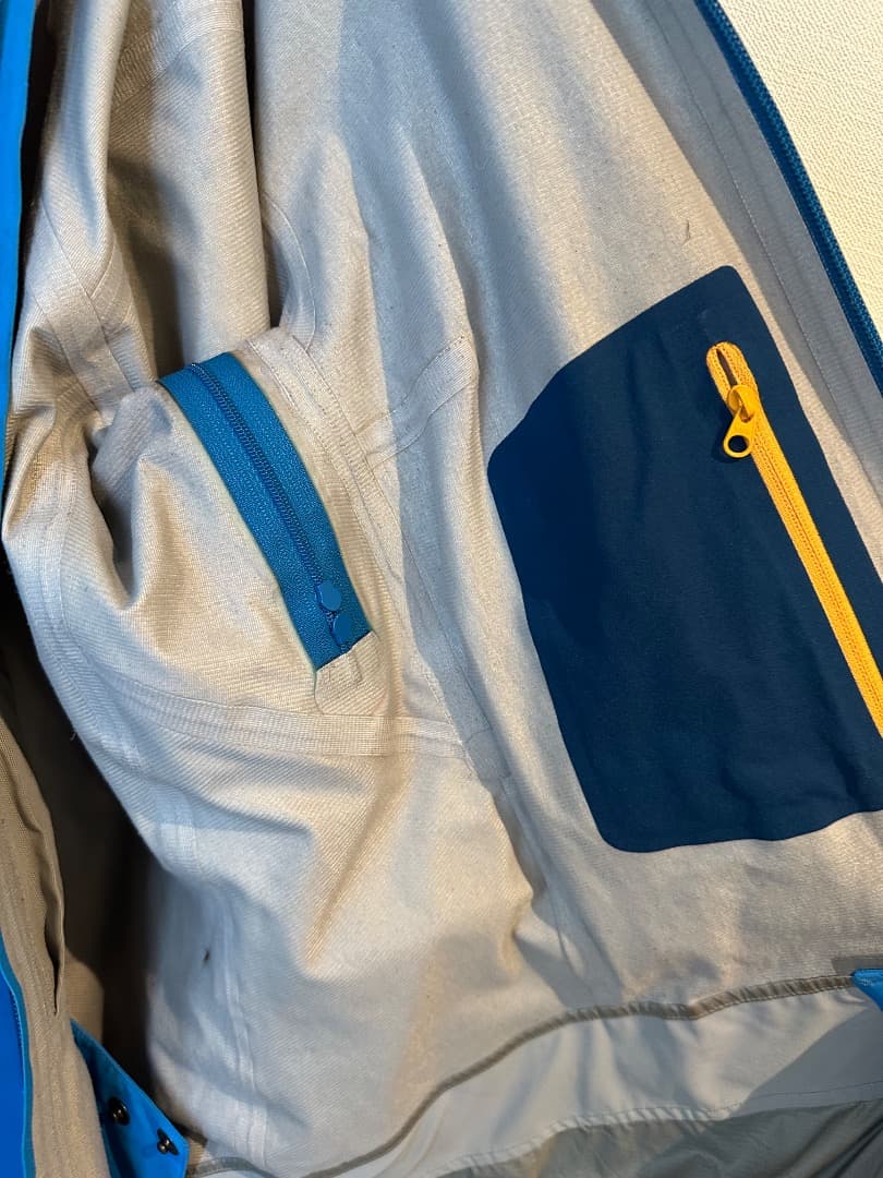 Arc’teryx women’s size small ski jacket