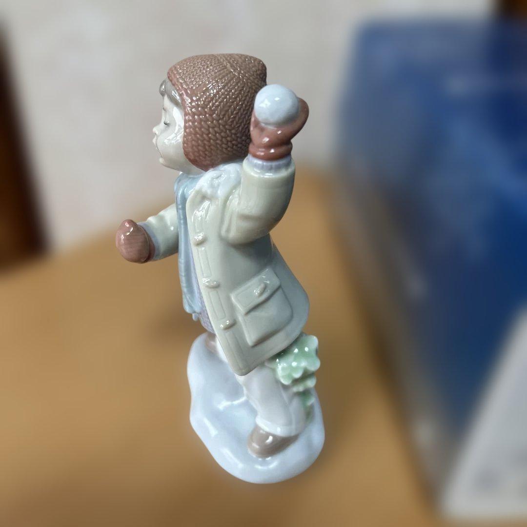 リヤドロ　雪合戦　雪玉を持つ子供の陶器フィギュア　箱付き　未使用品