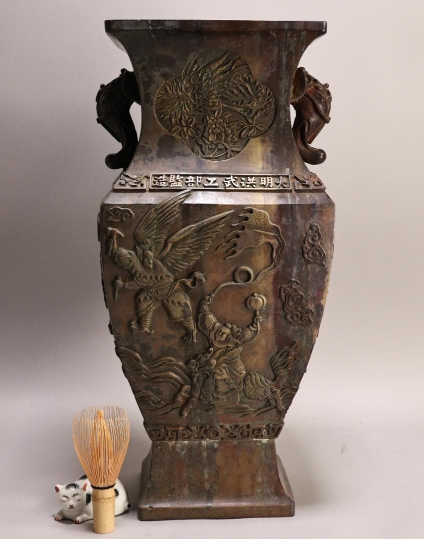BK443　中国古玩　大明洪武 工部監造　象耳銅製花瓶 壺 箱付　高さ47.9㎝