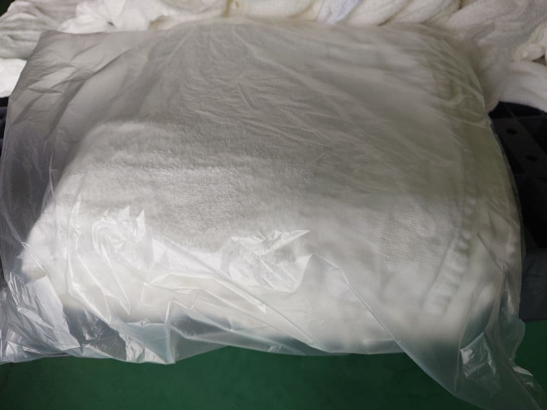 フェイスタオル　ウエス白色400枚薄め 折畳まず、広げて、数十枚を折り曲げて発送