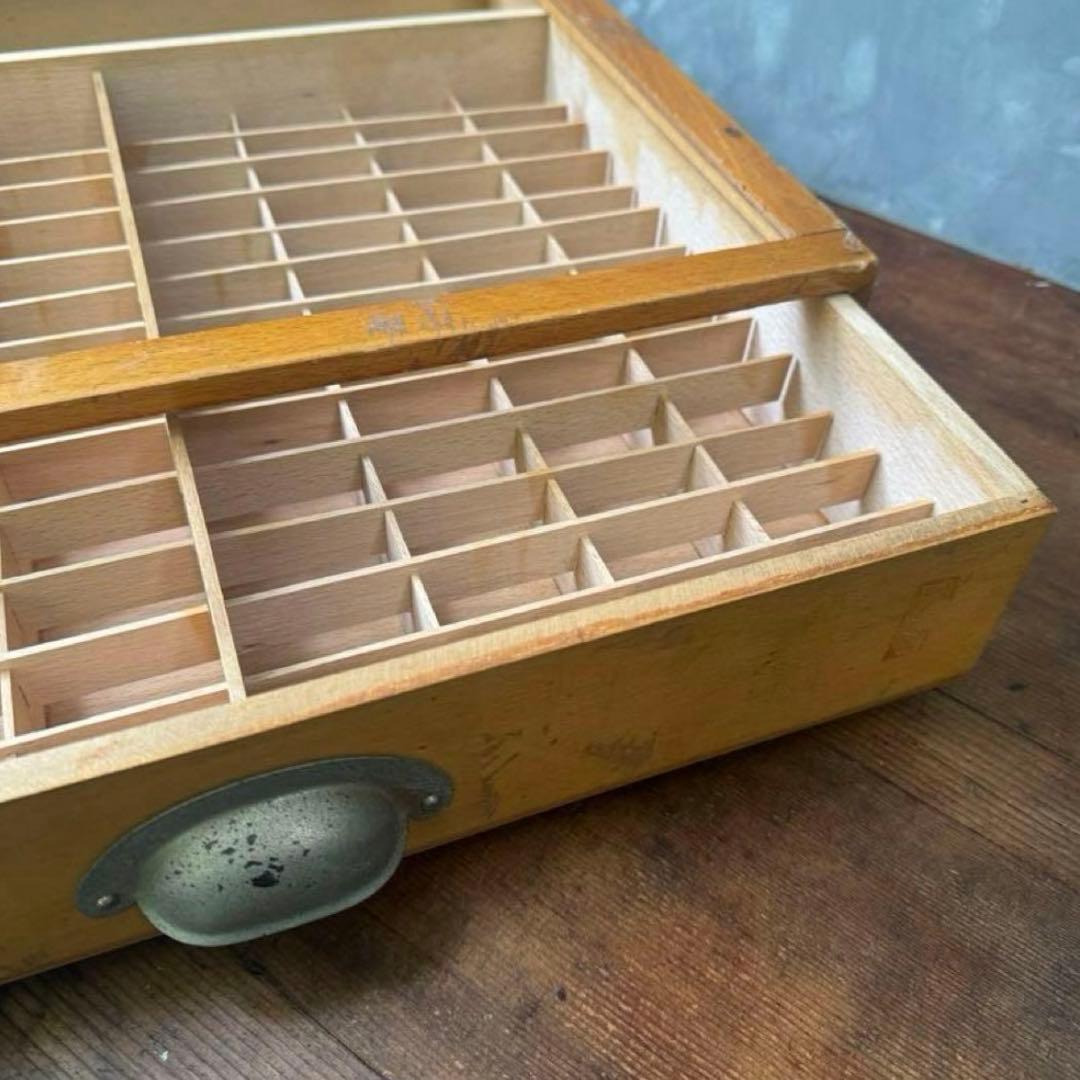 アンティーク イニシャルテープの木製棚、小分け引き出し、ディスプレイボックス