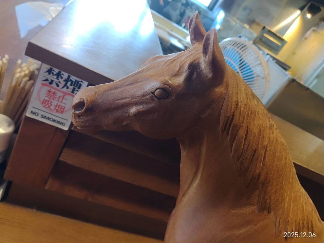 木製馬の彫刻 　古民家から見つけました　滑らかな質感が素敵です