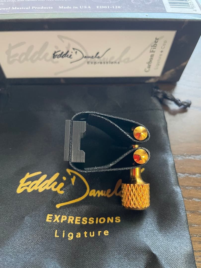 エディダニエルズ　アルトサックスメタル用　リガチャー　カーボンファイバー