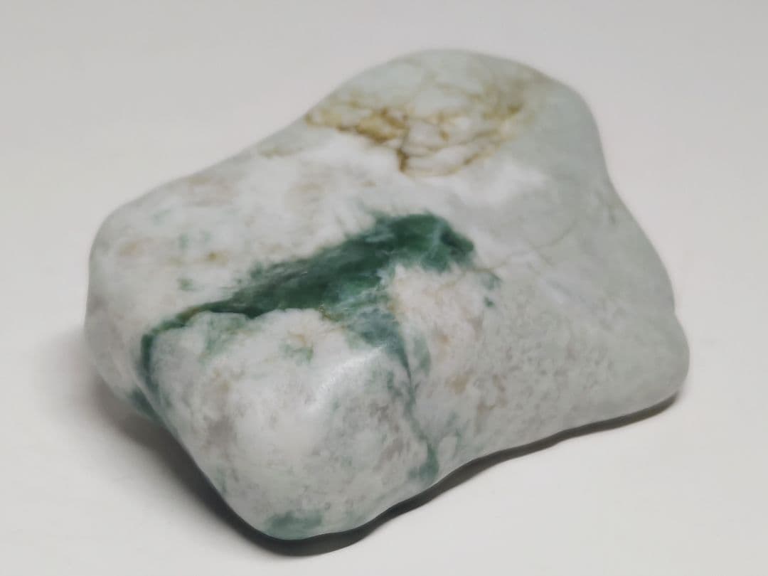 濃緑 140g 翡翠 ヒスイ 原石 鑑賞石 自然石 誕生石 鉱物 鉱石 水石