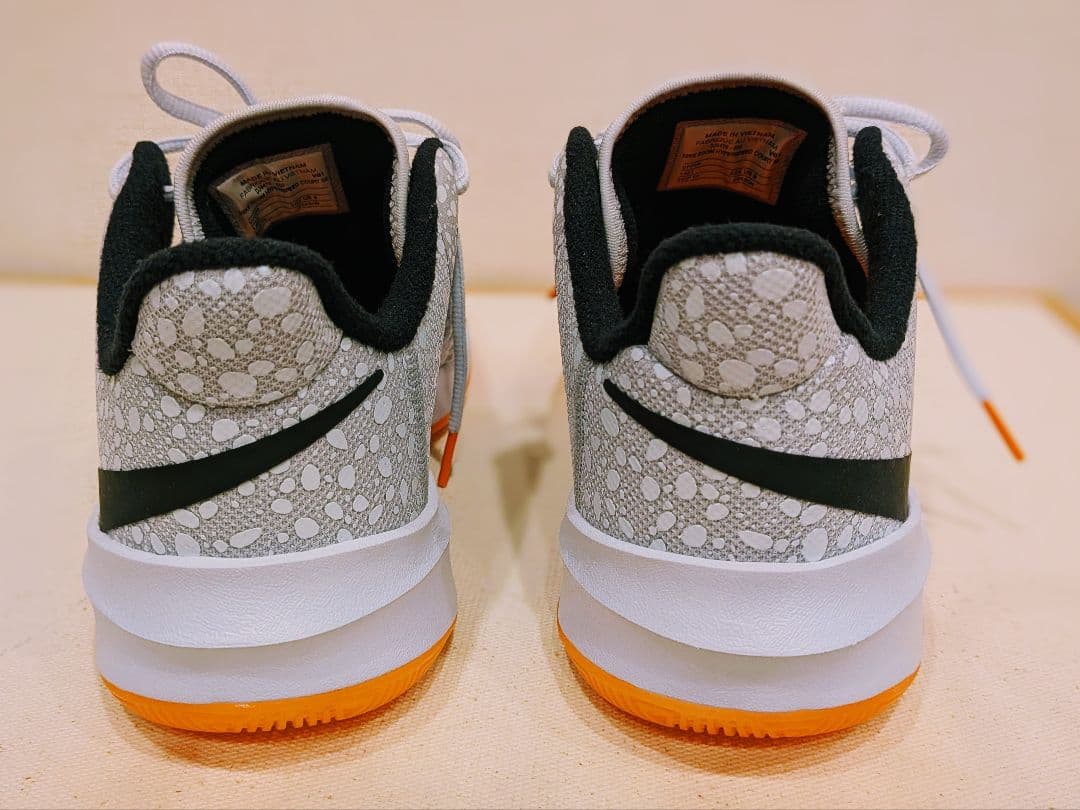 【新品】バレーボールシューズ　27.0cm　NIKE 専用箱有り