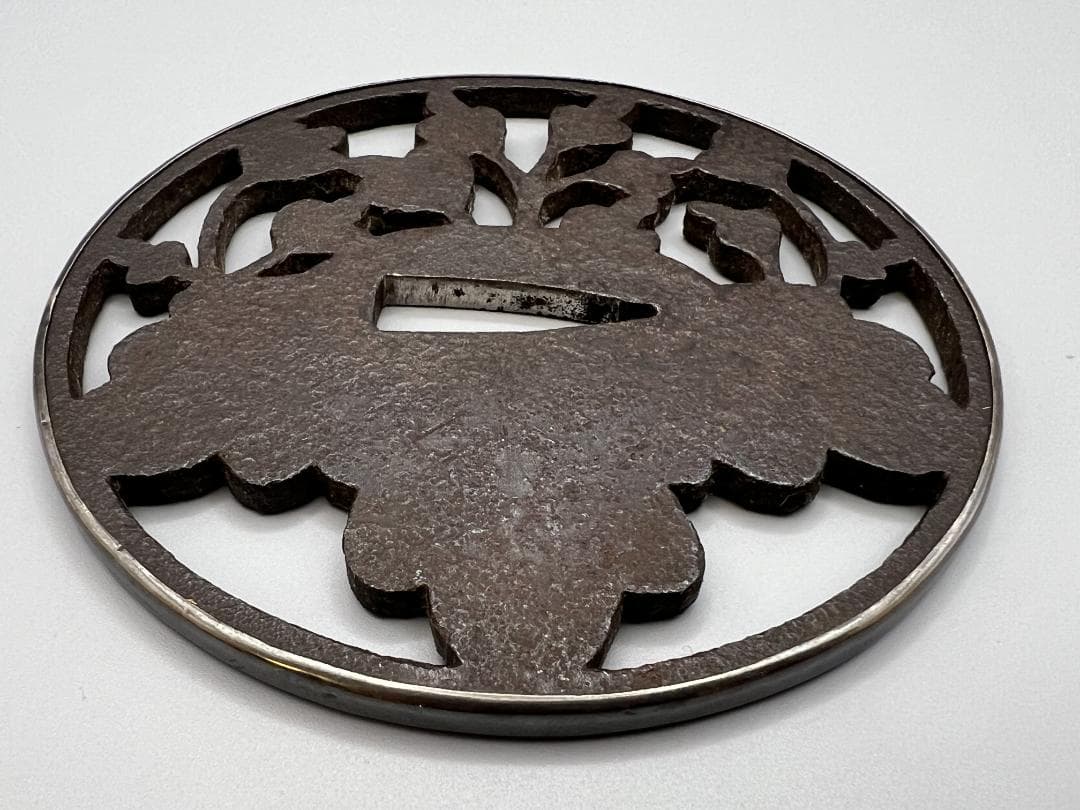 【海】室町時代　大振り　鉄地　桐花透　甲冑師鍔　鐔　銀枠　刀装具　専用箱付