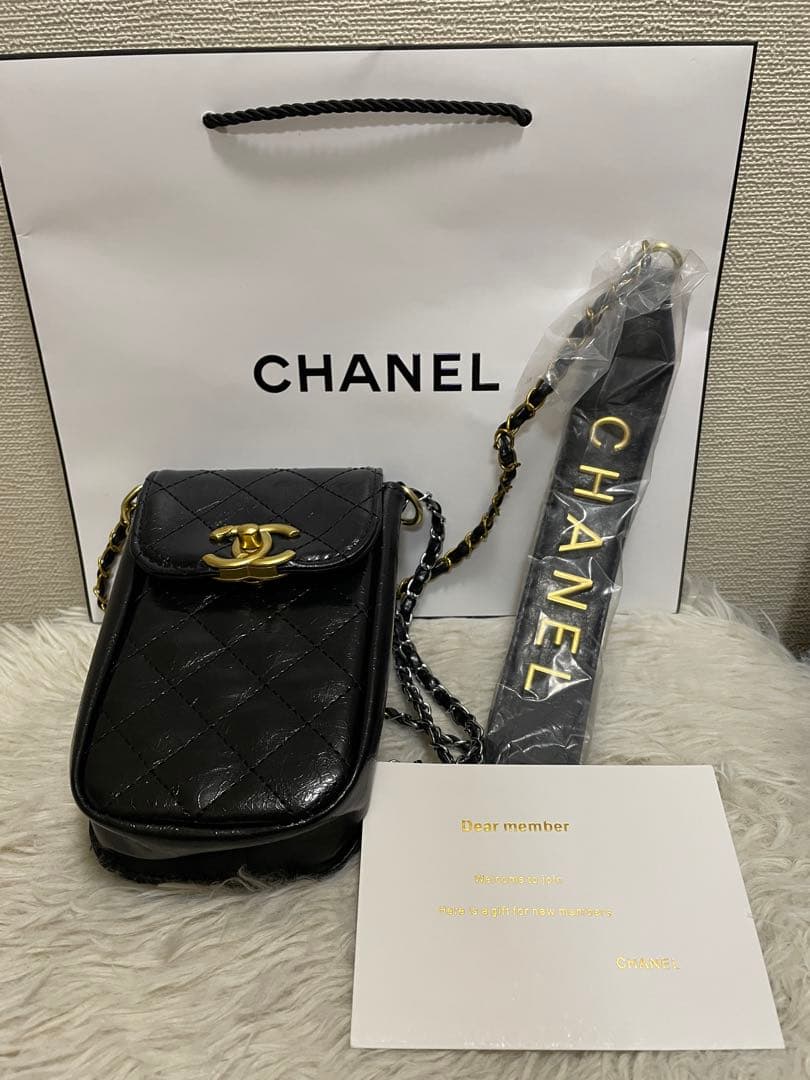 【新品】CHANEL スマホショルダ バックとミニポーチ ❣️
