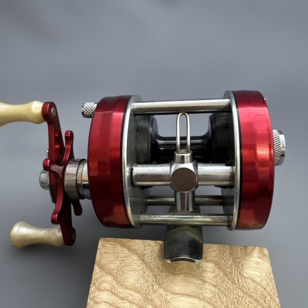 ABU 2500CIレッド　ワンオーナー超美品　試し投げ以降未使用