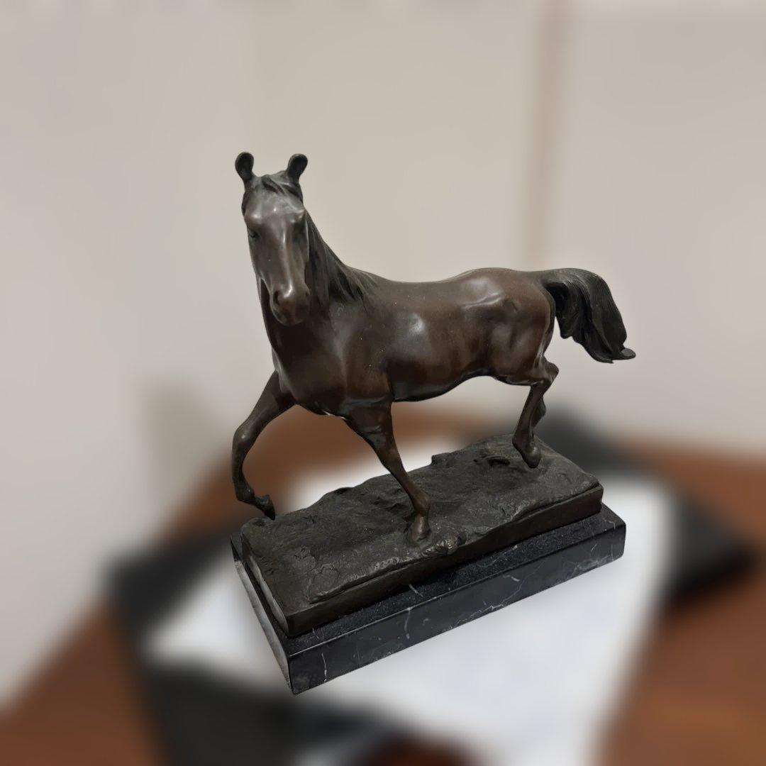 ブロンズ 馬　黒い大理石台座付き