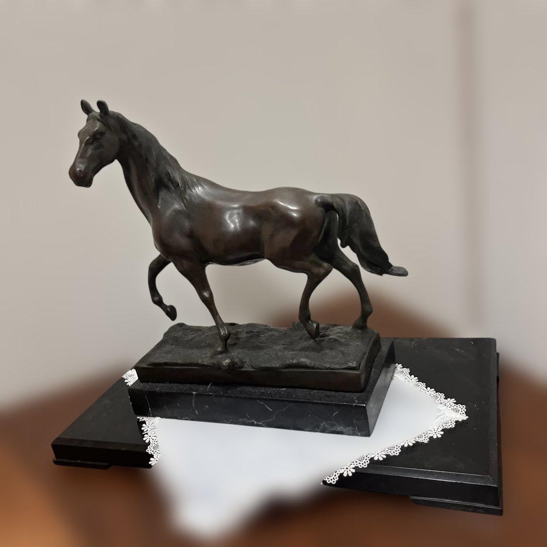ブロンズ 馬　黒い大理石台座付き