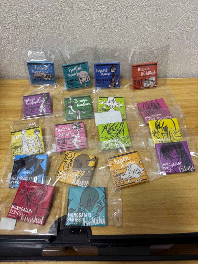 物語シリーズ　ウエダハジメ　スクエア缶バッジ　化物語