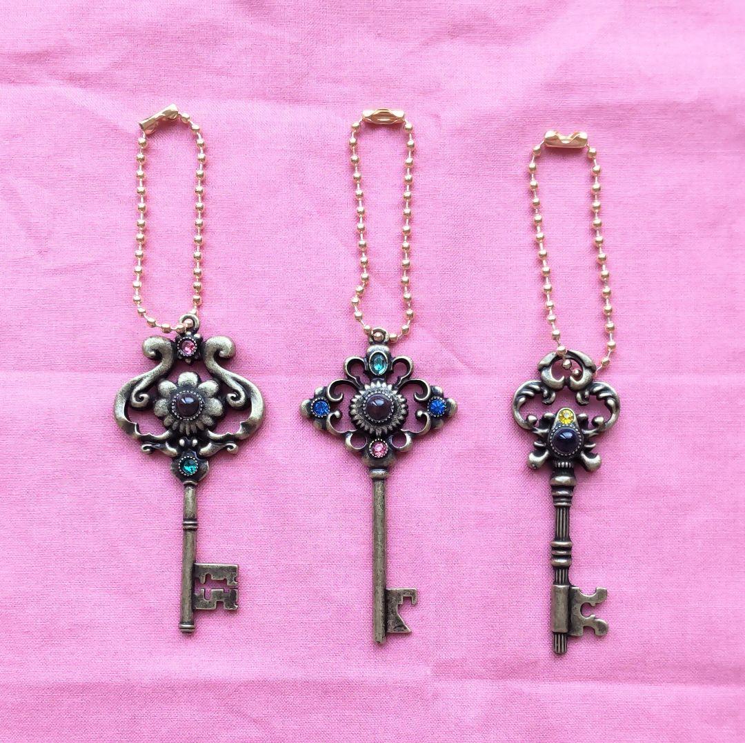 新宿伊勢丹　青山デカーボ　エンブレム缶　お城缶　鍵チャーム、マグネット付