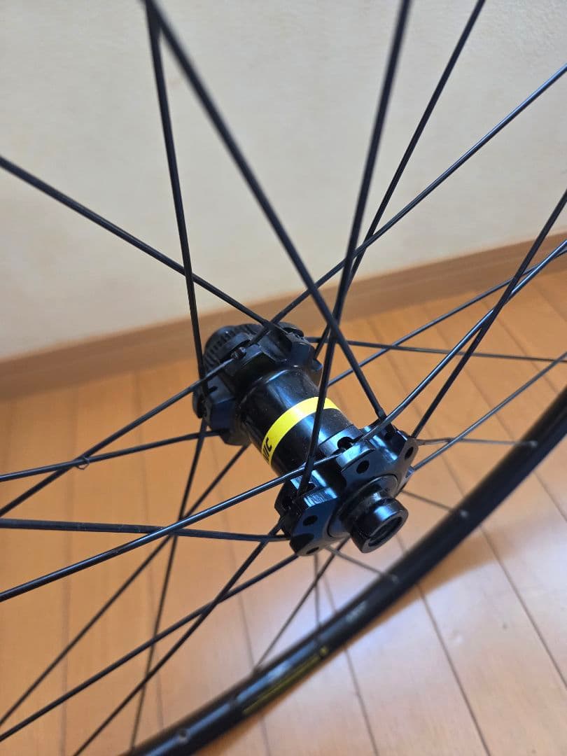 Mavic Aksium 700C disc クリンチャーホイール