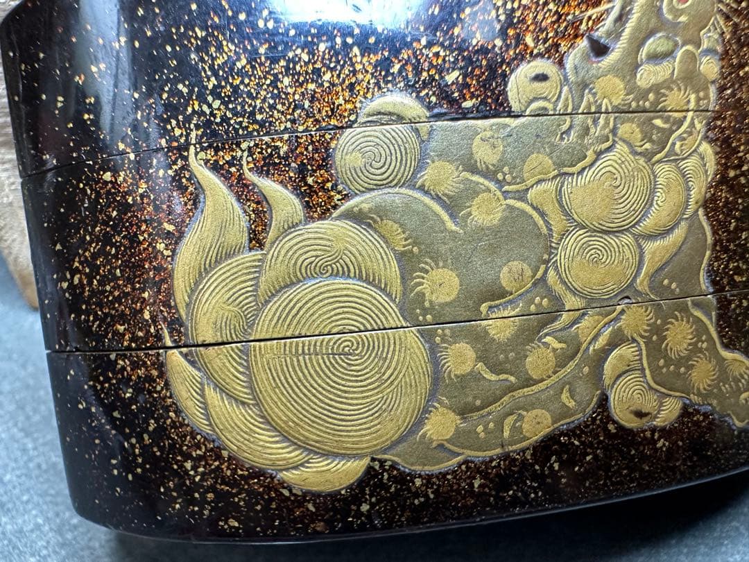 印籠　漆器　唐獅子牡丹　重箱 金色浮彫古美術品　骨董　アンティーク　彫刻 工芸品