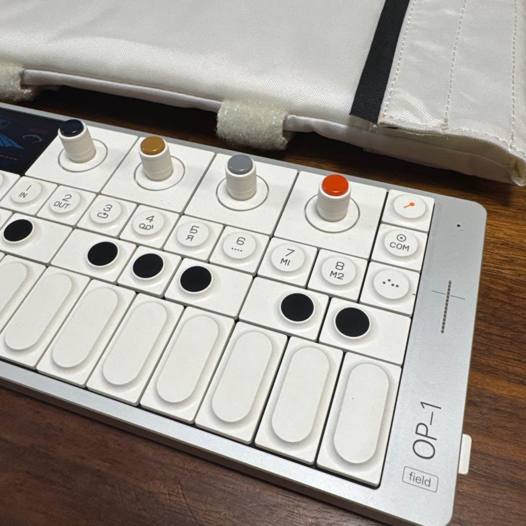 OP-1 Field 本体+専用ケース