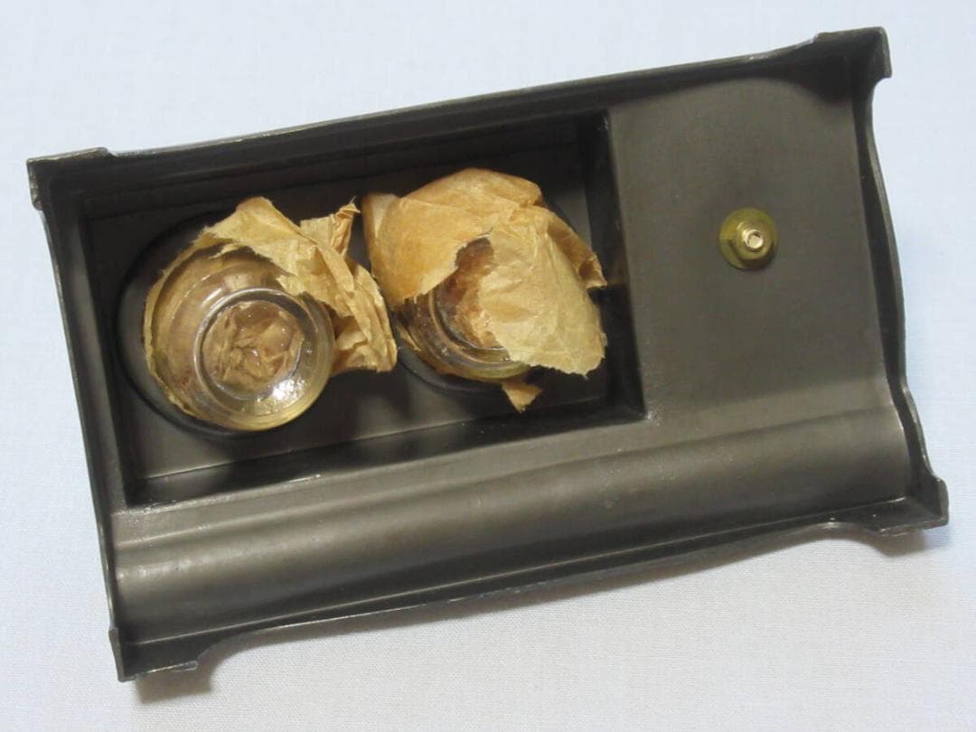 ◆極美品 昭和初期◆金属製 九六式艦上戦闘機が施された インク壺/インクスタンド