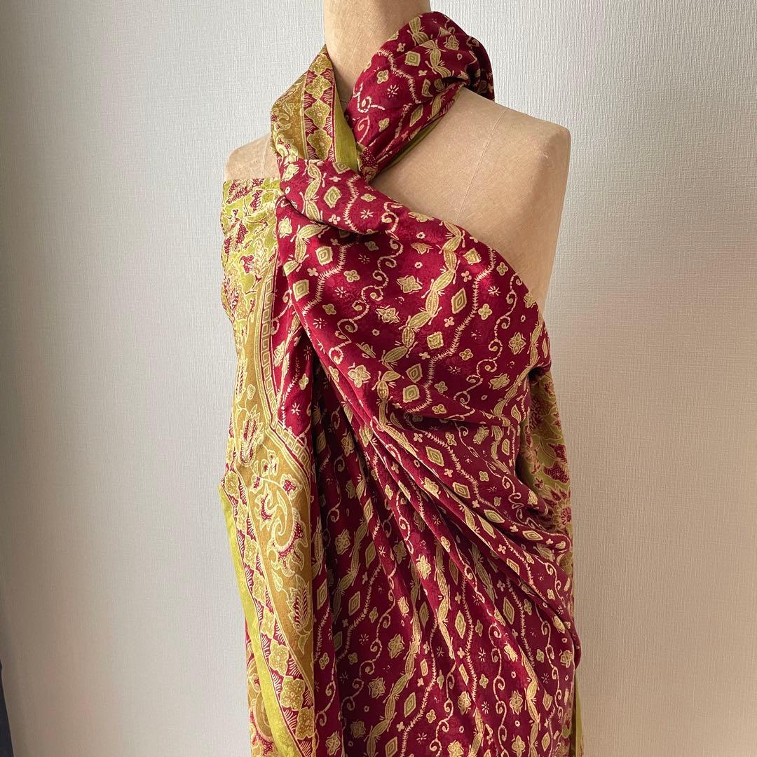 インドネシア　ジャガードシルク手描きバティック　レッド　グリーン