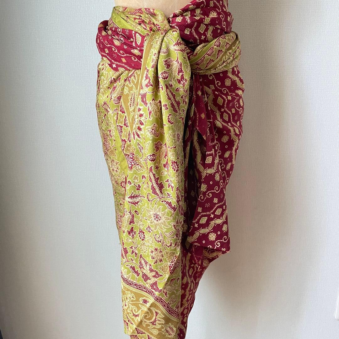 インドネシア　ジャガードシルク手描きバティック　レッド　グリーン