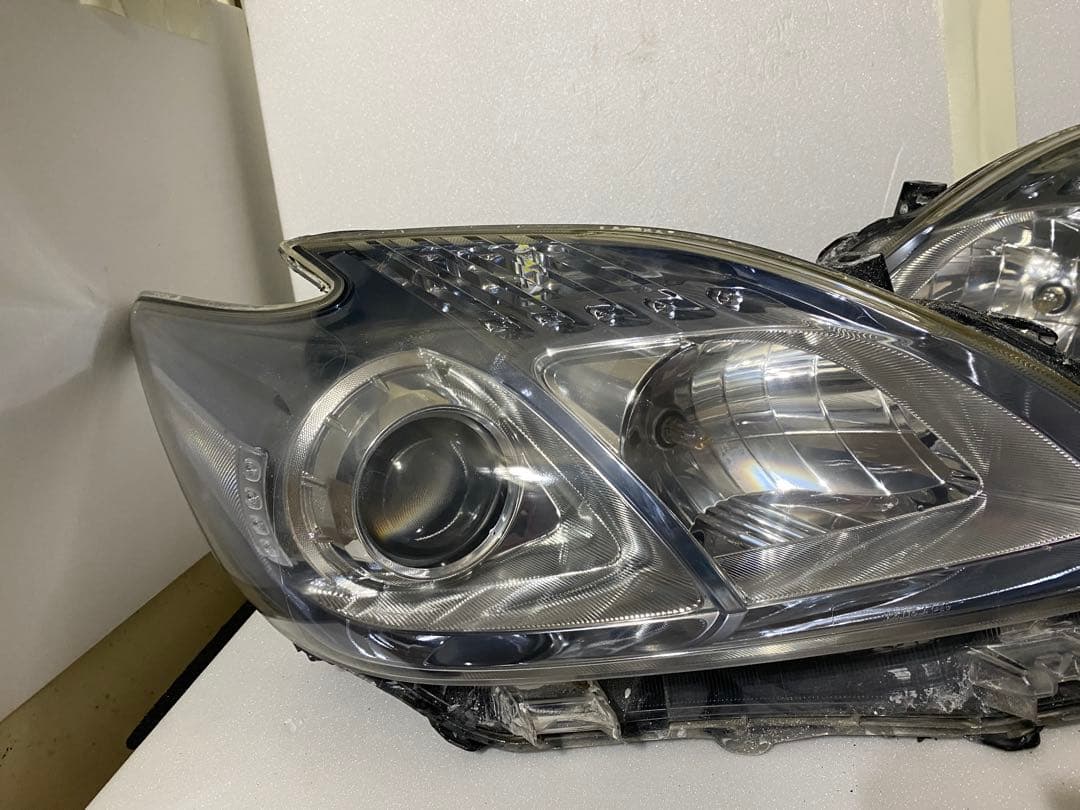 トヨタ プリウス 30系（ZVW30） 純正ヘッドライト 左右セット（ハロゲン）