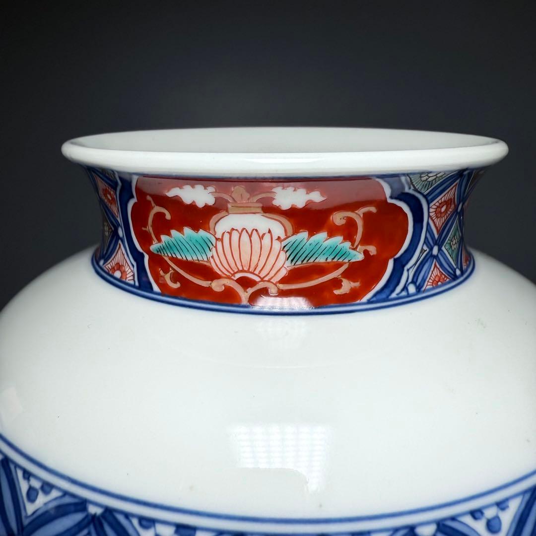 十二代　酒井田柿右衛門　錦　鹿紅葉七宝尽文花瓶　高さ25cm　国重要無形文化財