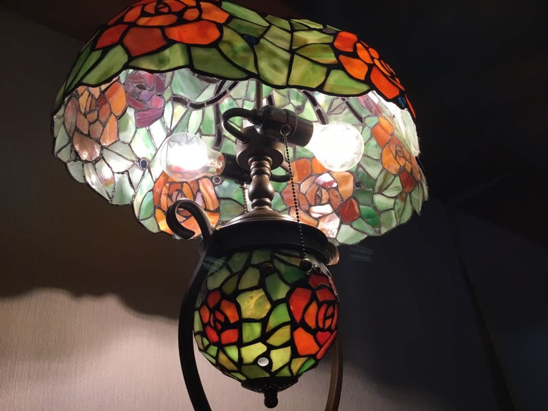 薔薇があでやかな大きなステンドグラス／宙に浮かぶ常夜灯がまるで浮かんでいる様