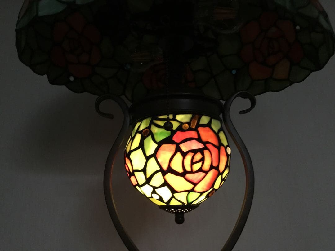 薔薇があでやかな大きなステンドグラス／宙に浮かぶ常夜灯がまるで浮かんでいる様