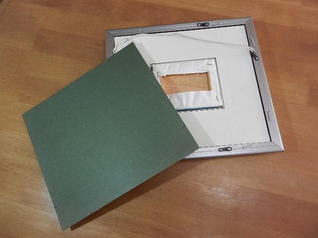 刺繍絵画「水辺の風景」（額（絵）縦３０．５㌢×横３３㌢（９．５×１２．５））