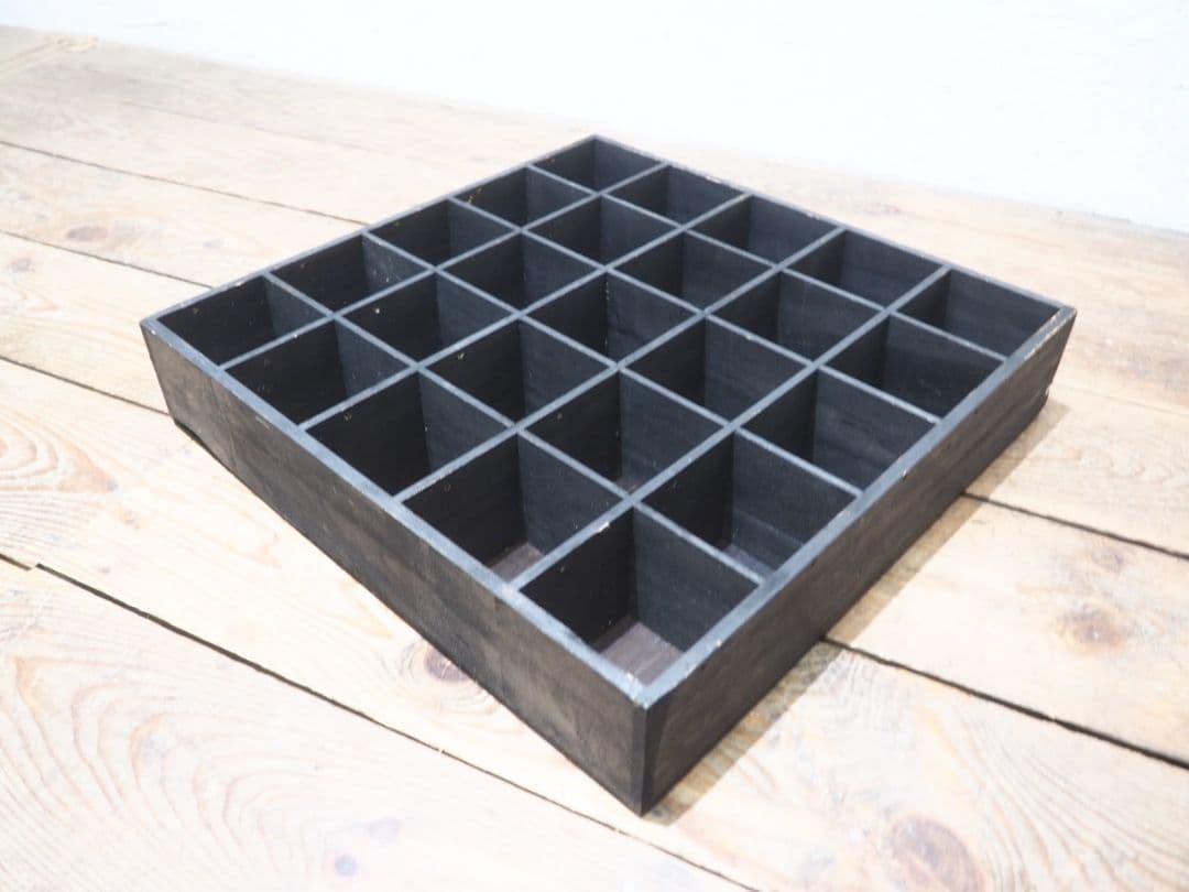 1145 薄型　升目のオープンラック　飾り棚　陳列棚　小物入れ　ケース　レトロ