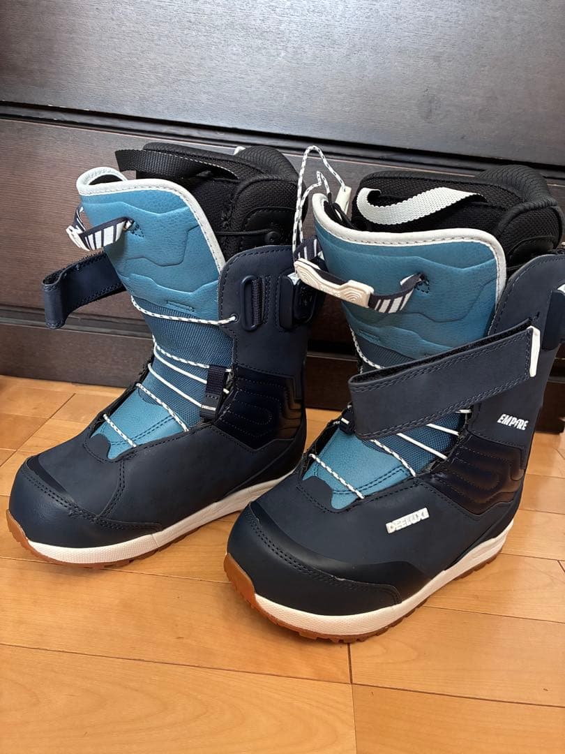 新品23-24モデルディーラックス 女性用スノーボードブーツ 23.5cm