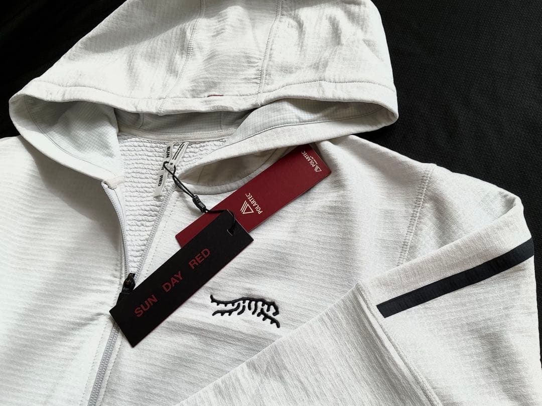 サンデイレッドSUN DAY RED フードパーカー、タイガーウッズゴルフ