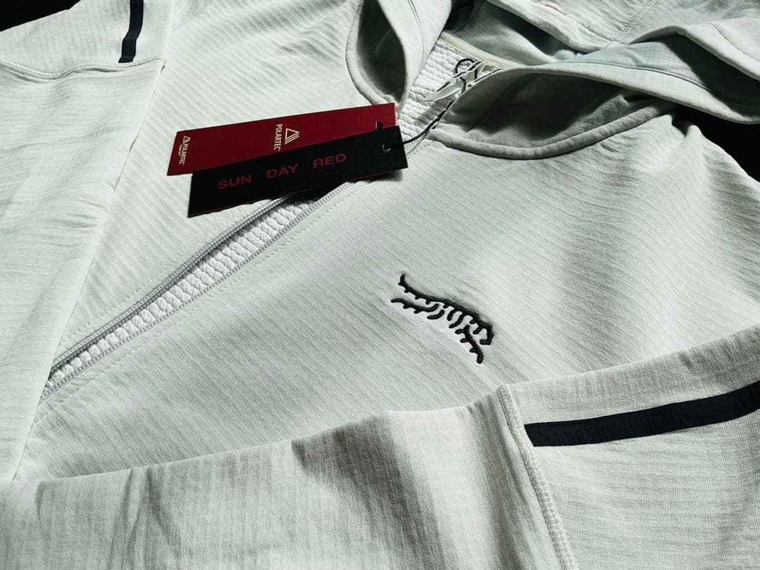 サンデイレッドSUN DAY RED フードパーカー、タイガーウッズゴルフ