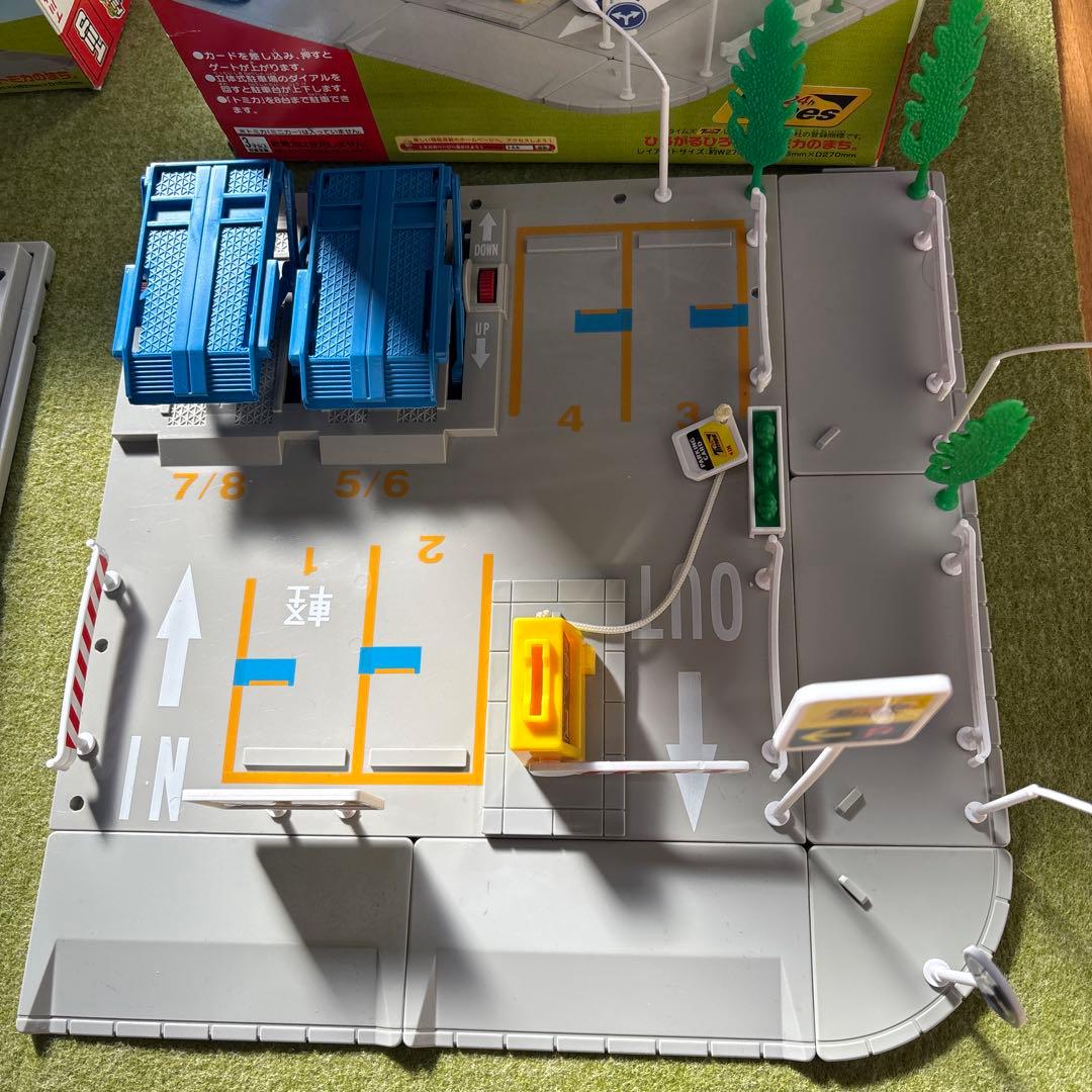 トミカタウン　交番と立体パーキング