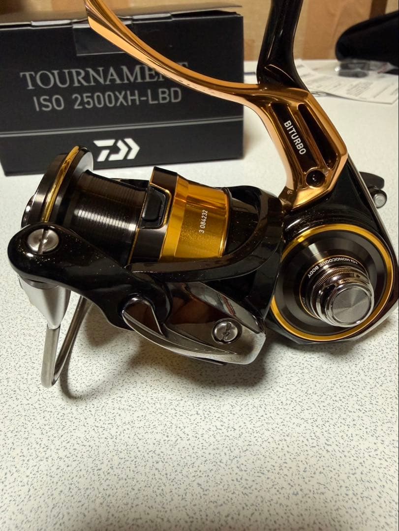 DAIWA 22トーナメントISO 2500XH-LBD スピニングリール
