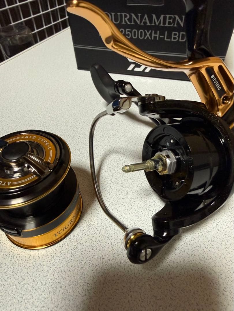 DAIWA 22トーナメントISO 2500XH-LBD スピニングリール