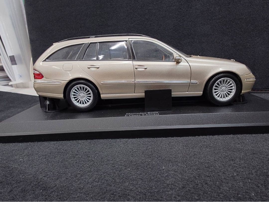 1/18ミニカー メルセデスベンツ E クラス ステーションワゴン