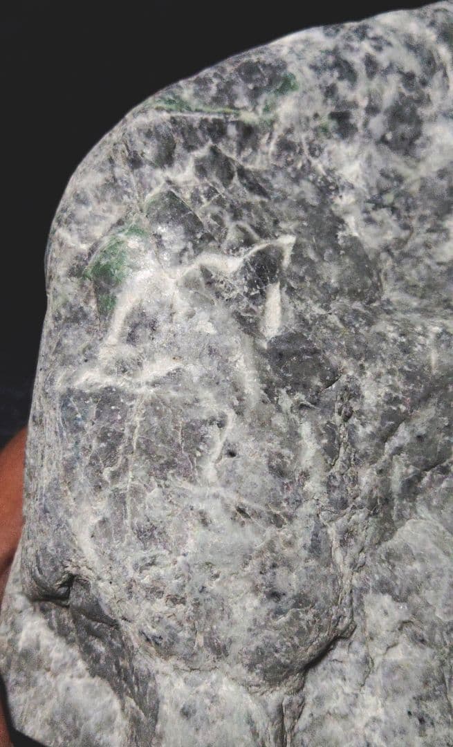 ★翡翠原石★糸魚川硬玉【小滝・転石・バレル底カット2.7Kｇ】