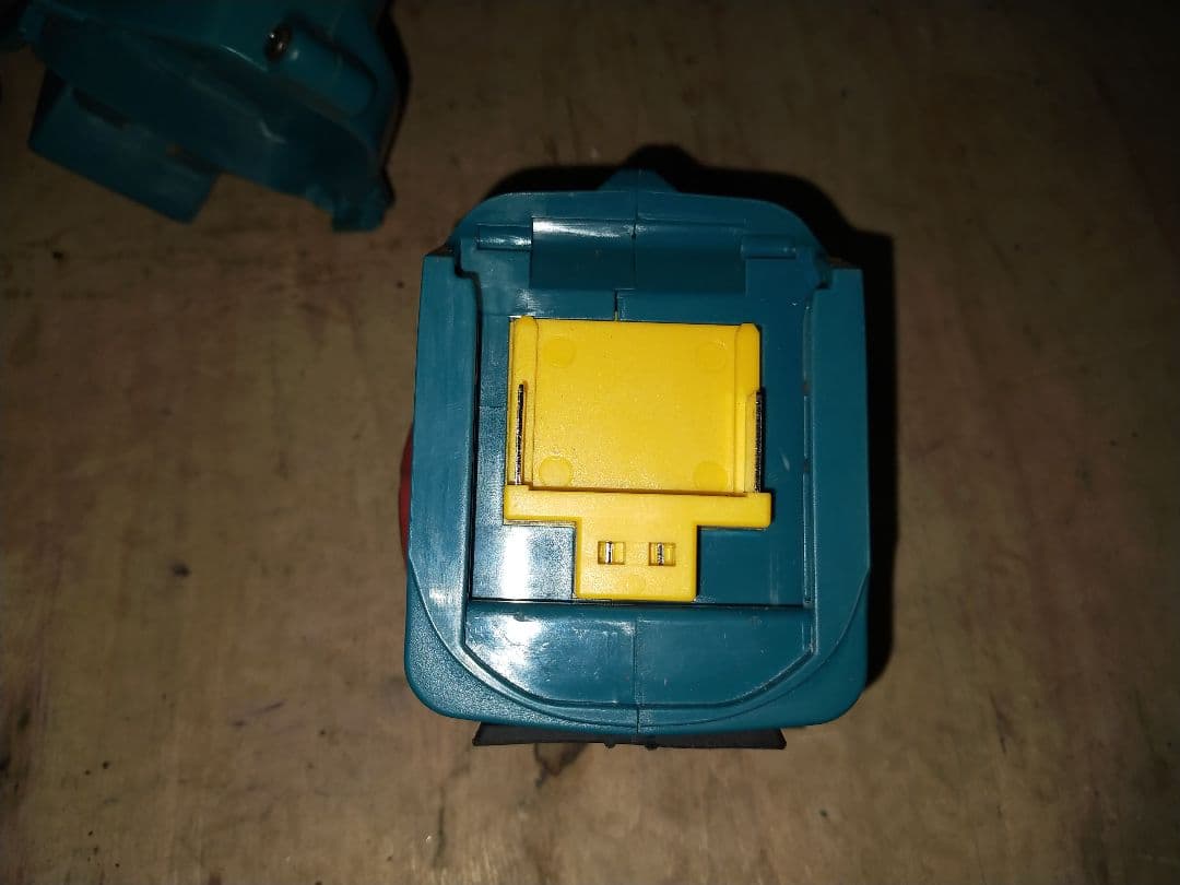 マキタ　充電式カンナ1050D バッテリーアダプター付