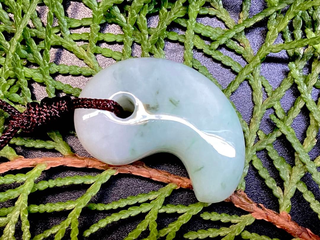 ✳premium糸魚川翡翠 紐付勾玉ネックレス いつも一緒の御守りに　鑑別書付