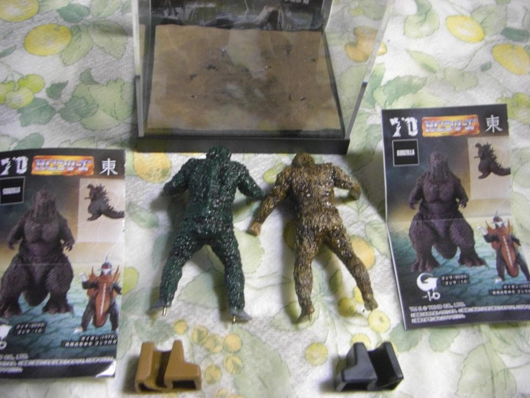 サンダ対ガイラ(1966）２体リペイント・ディスプレイケース付★ＨＧ東宝怪獣★