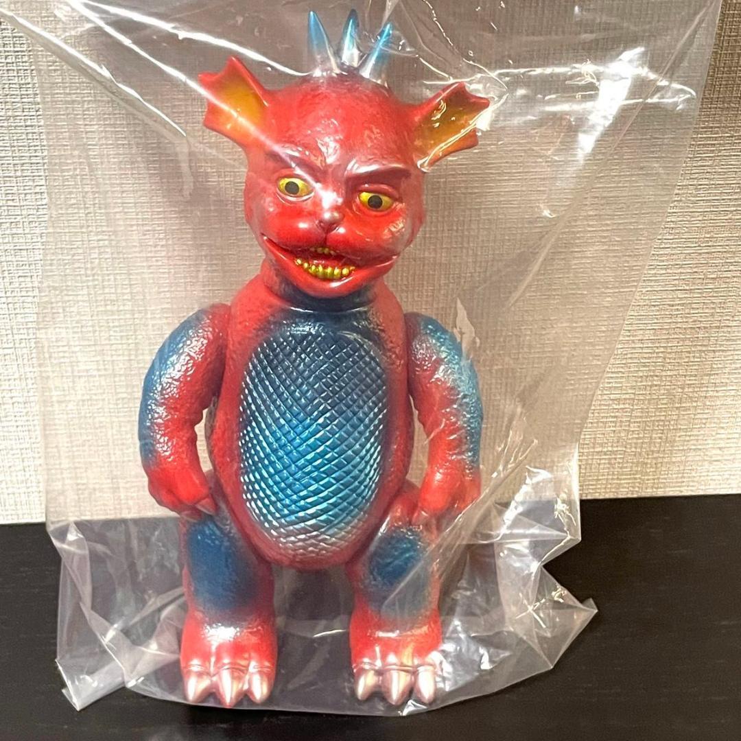 【zollmen】 ゾルメン マンチー 赤 食いしん坊怪獣 バジラの息子