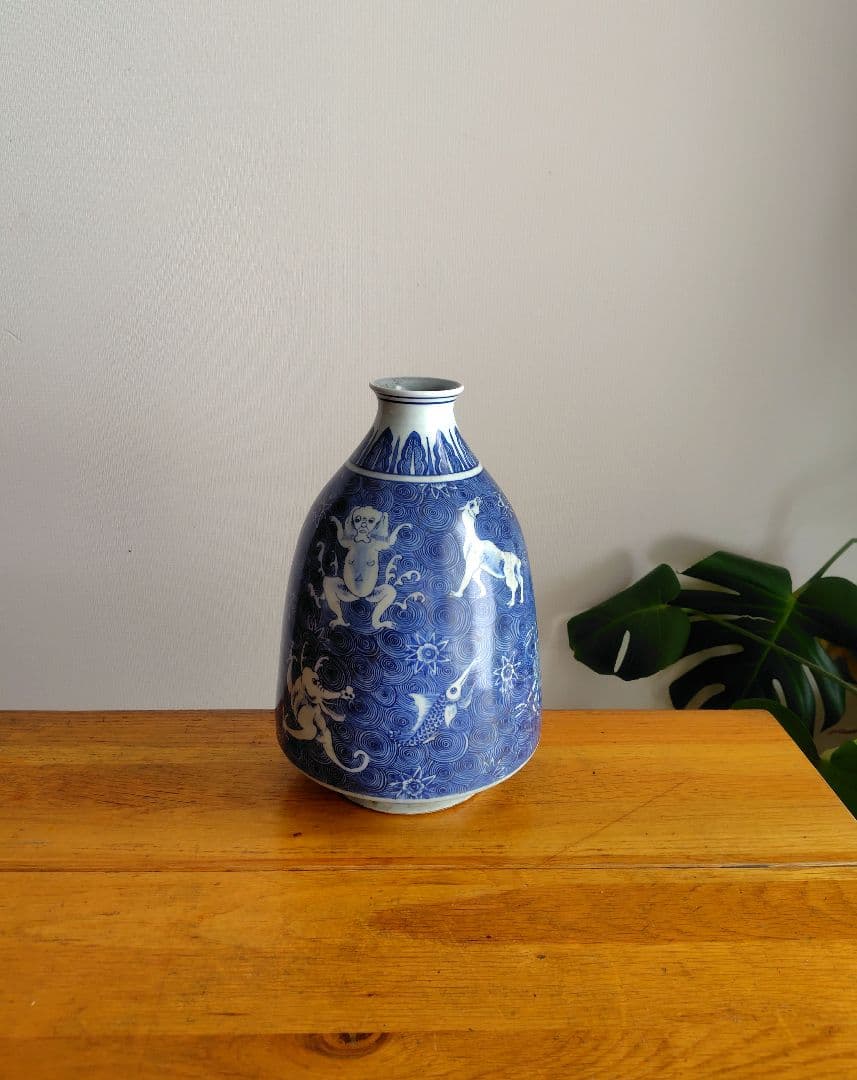 雅雨堂製　染付　壺『神獣・珍獣』高さ約30cm　渦巻文様　花入　花瓶