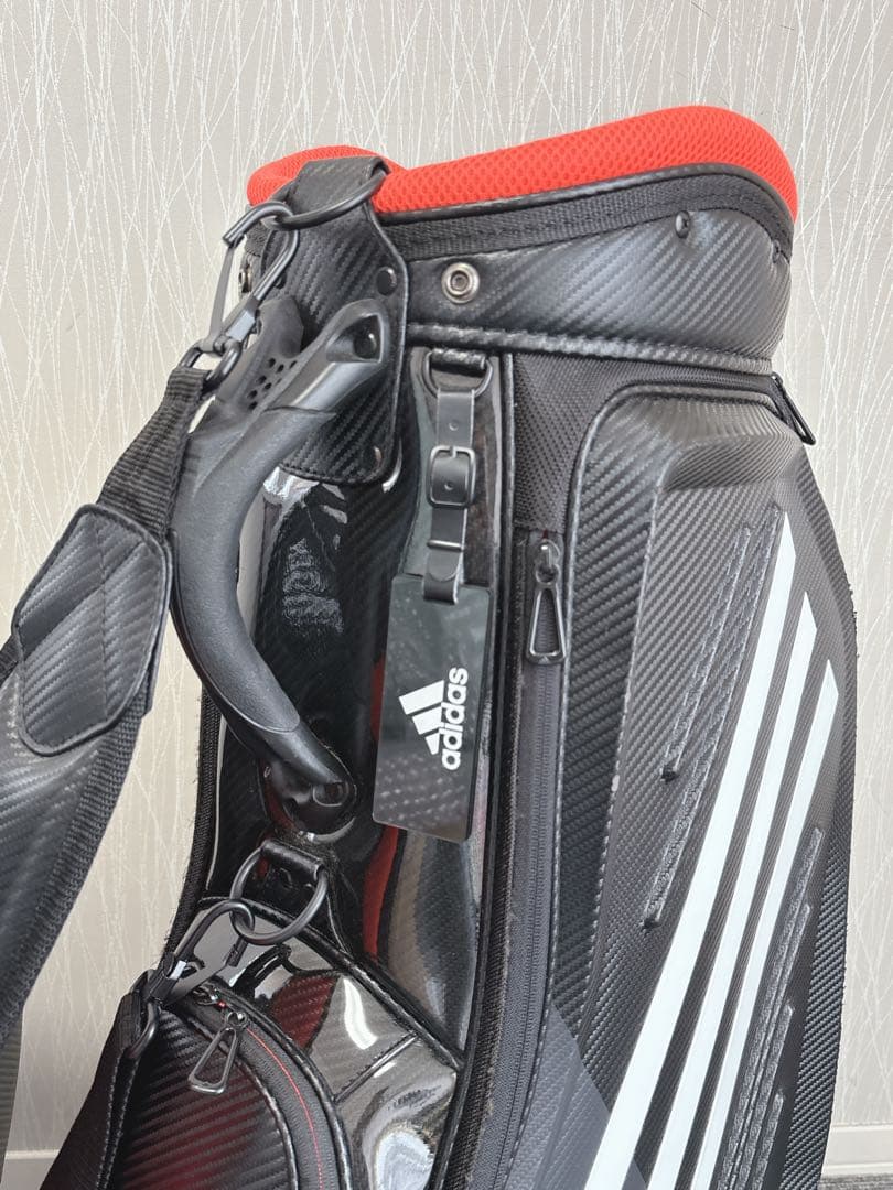 アディダス 迫力の9.5型 合成革製キャディバッグ