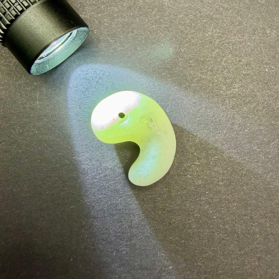 糸魚川翡翠 勾玉 約14.1mm 3.17g｜淡緑色・高透過｜国産天然翡翠